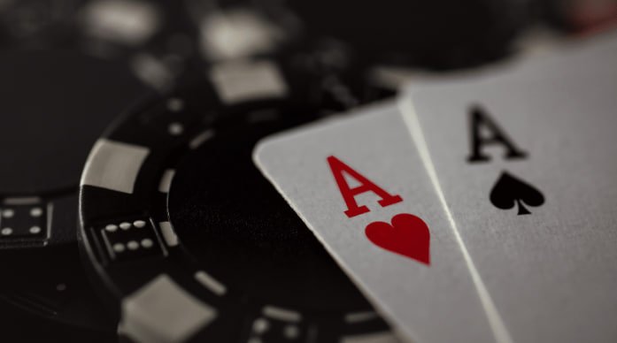 Pemain menikmati live casino dengan dealer langsung di aplikasi depo168